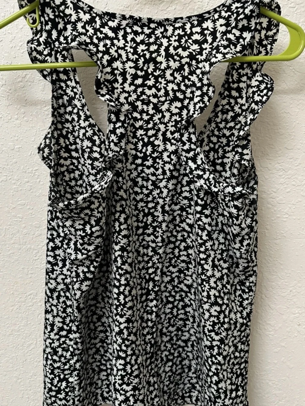 Elle Black & White Floral Scoop Tank - Picture 2 of 2